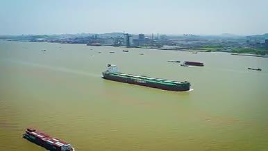 海运海上运输航拍巨轮海运视频的预览图